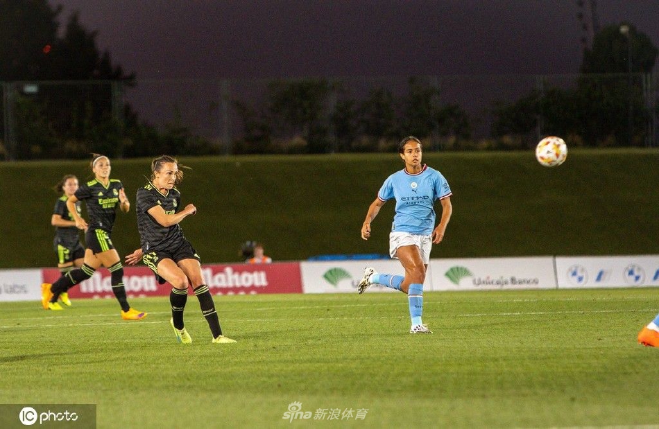 比赛结束后双方球员相互致意，胜者与负者相互拥抱、交换球衣，背景是逐渐暗下的马德里夜空，画面充满了竞技体育特有的尊重与温情。