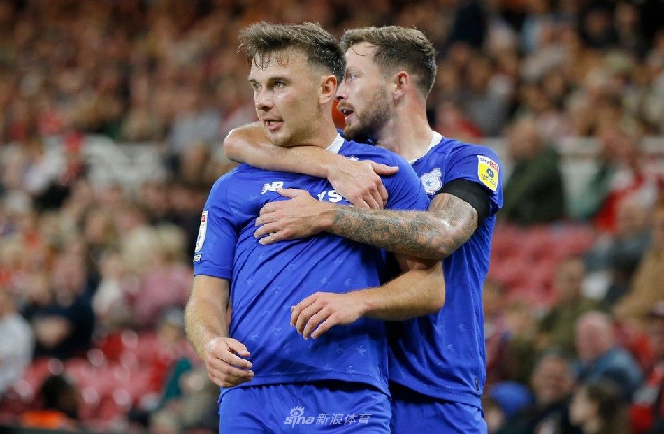 卡迪夫城球员在打入关键进球后，张开双臂飞奔至角旗区与队友疯狂庆祝，身后的主场球迷看台陷入沉寂。