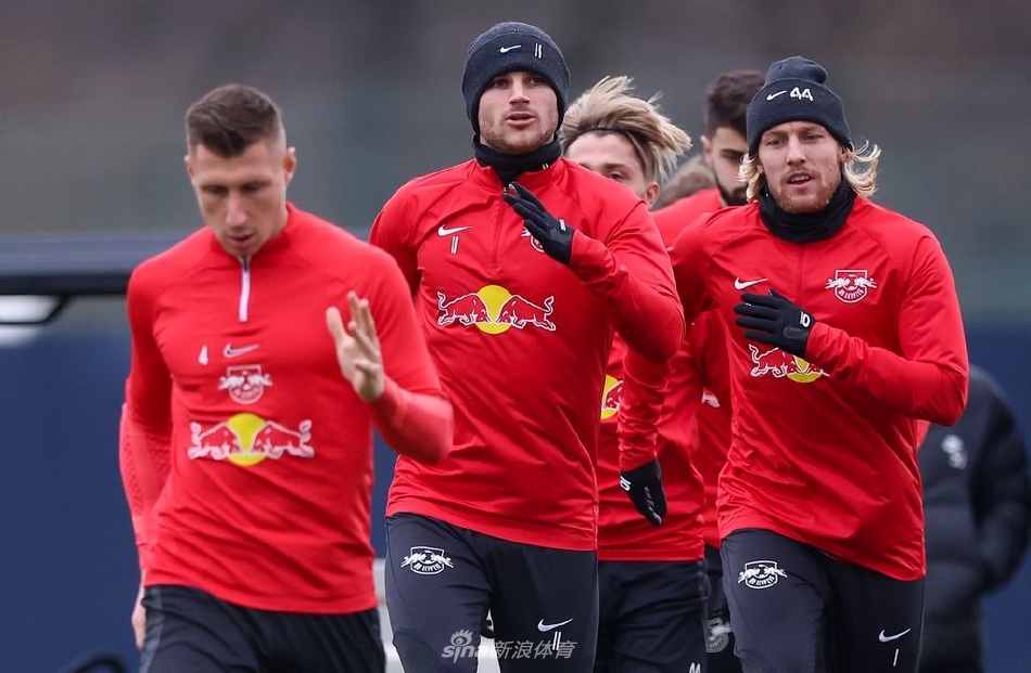 球员们在教练指导下进行专项技术训练，专注的神情与标准的动作展现了职业球员的精益求精。