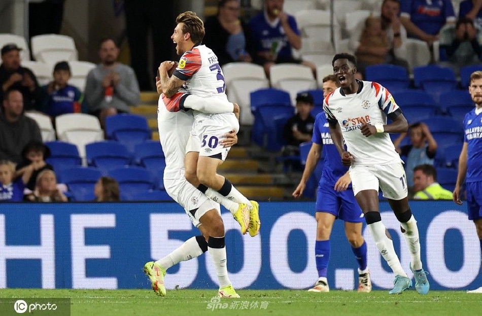 终场哨响，双方球员神情迥异，卢顿队员振臂欢呼，卡迪夫城球员则掩面遗憾。