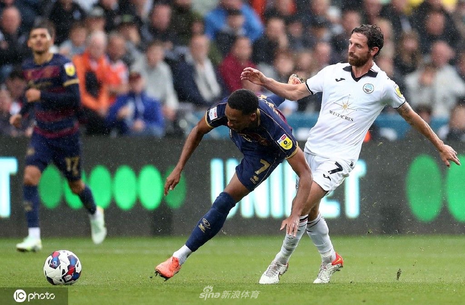 夜幕下自由球场灯光璀璨如星河，双方球员赛后相互致意，友谊与尊重超越胜负，绿茵故事未完待续