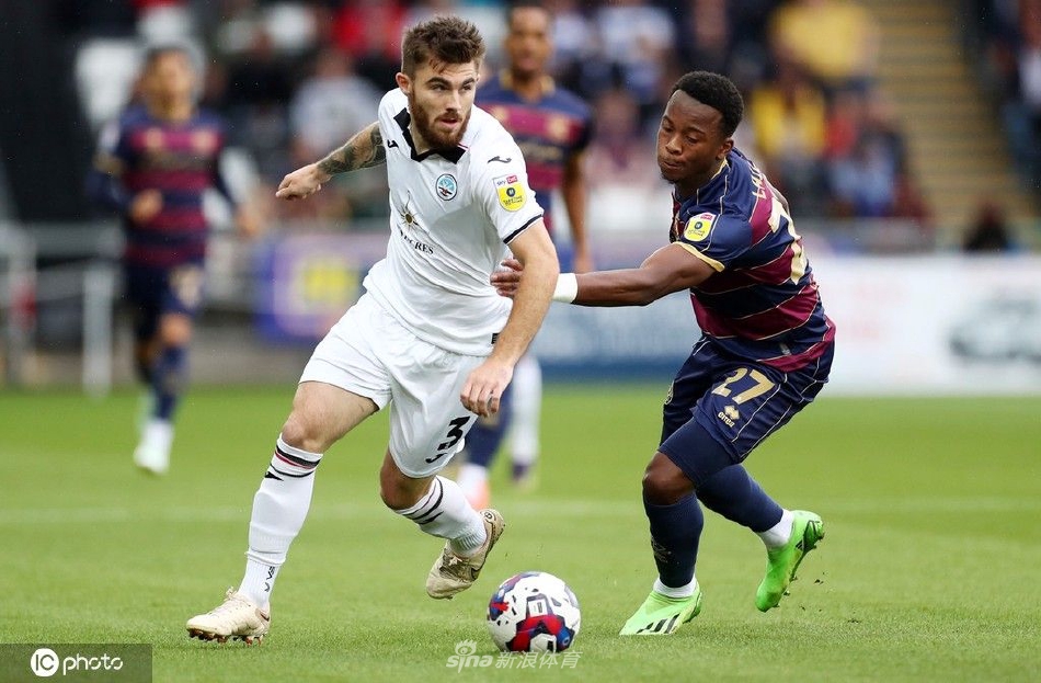 斯旺西门将飞身跃起单掌将对方势在必进的威胁射门托出横梁，上演精彩扑救瞬间