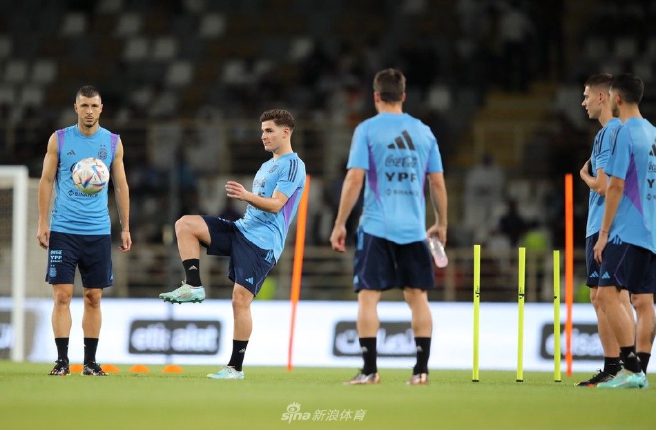 全队围拢倾听主帅战术布置，凝聚成一道坚不可摧的蓝白城墙