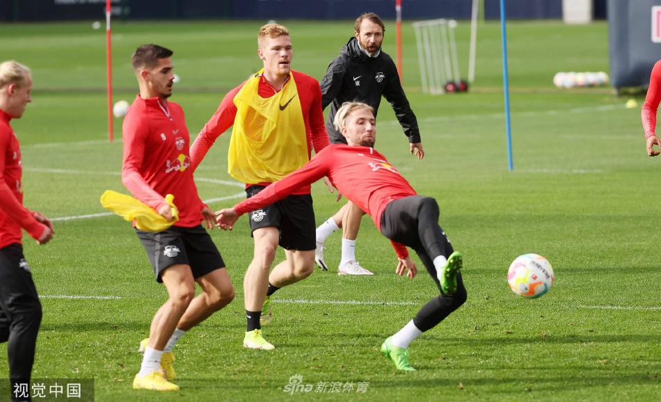 球员们在进行分组对抗训练，拼抢激烈，足球在人群中快速传递，场面充满竞技张力。