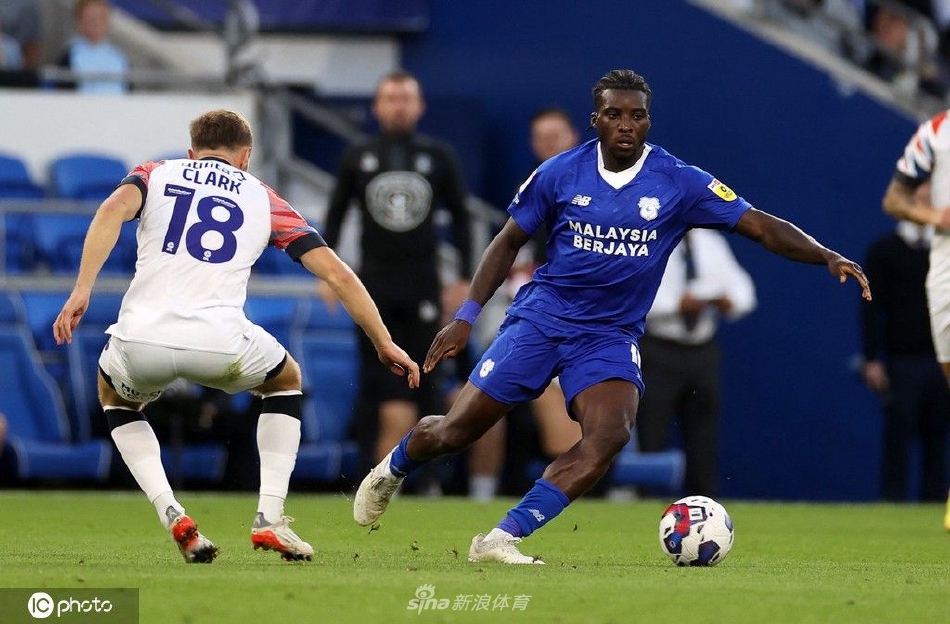 双方球员在角球争抢中同时跃起，肌肉紧绷，在空中激烈对抗，争夺最佳落点。