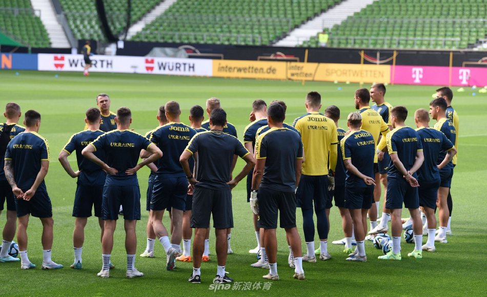 全队成员在训练结束后携手并肩，面向镜头展示团结，蓝黄相间的队服在阳光下格外鲜明。