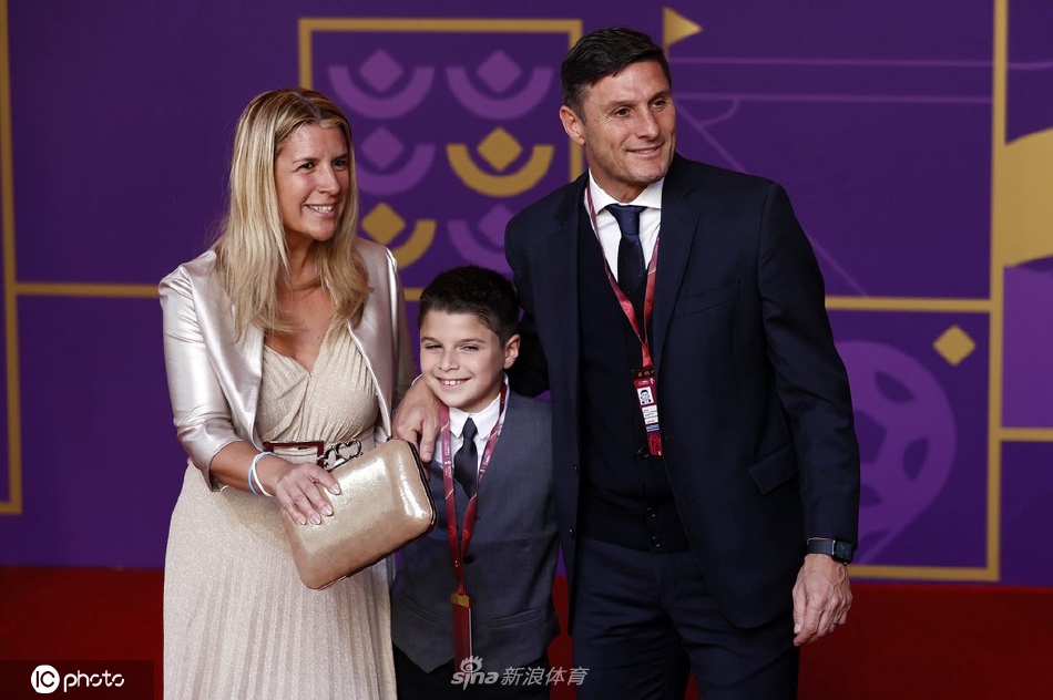 萨内蒂悉心照料同行孩童，俯身间尽显铁汉柔情，画面捕捉了这位足球巨星作为可靠长辈的细腻与关爱瞬间。