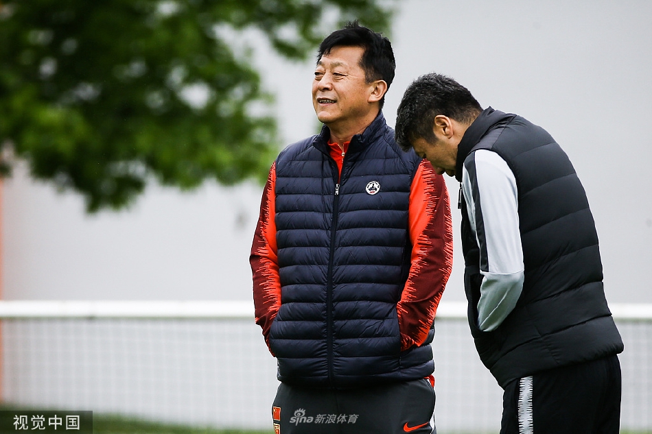 在卡塔尔多哈举行的第10届东亚足联代表大会现场,大屏幕上显示出杜兆才当选东亚足联主席的画面,他身穿深色西装,神情严肃地注视着前方,身后背景板上的东亚足联赛事标志清晰可见