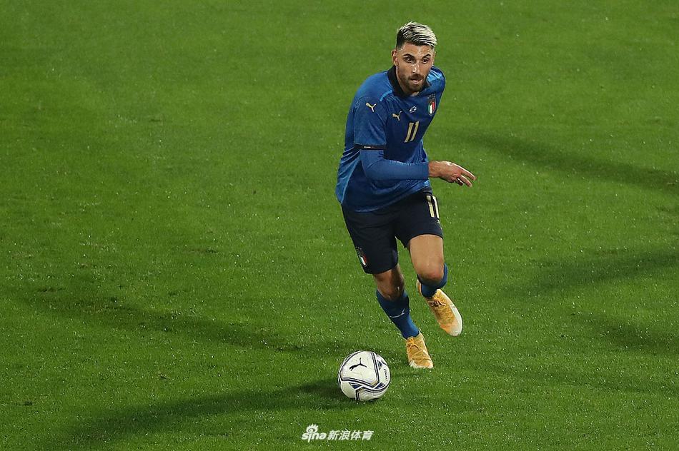 全场比赛结束的哨声响起，意大利队球员们相互拥抱庆祝这场四球大胜，蓝色的球衣在弗兰基球场的灯光下显得格外耀眼，看台上的旗帜迎风飘扬。