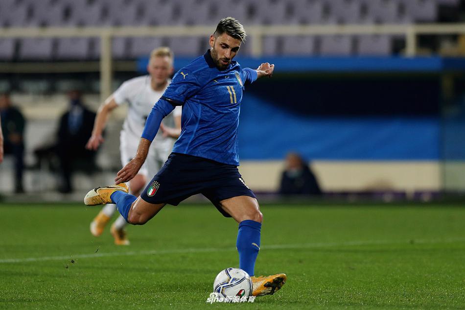 加利亚尔迪尼在禁区内被防守球员绊倒，身体失去平衡的瞬间，主裁判的手势果决地指向点球点，展现了这次决定性的突破。