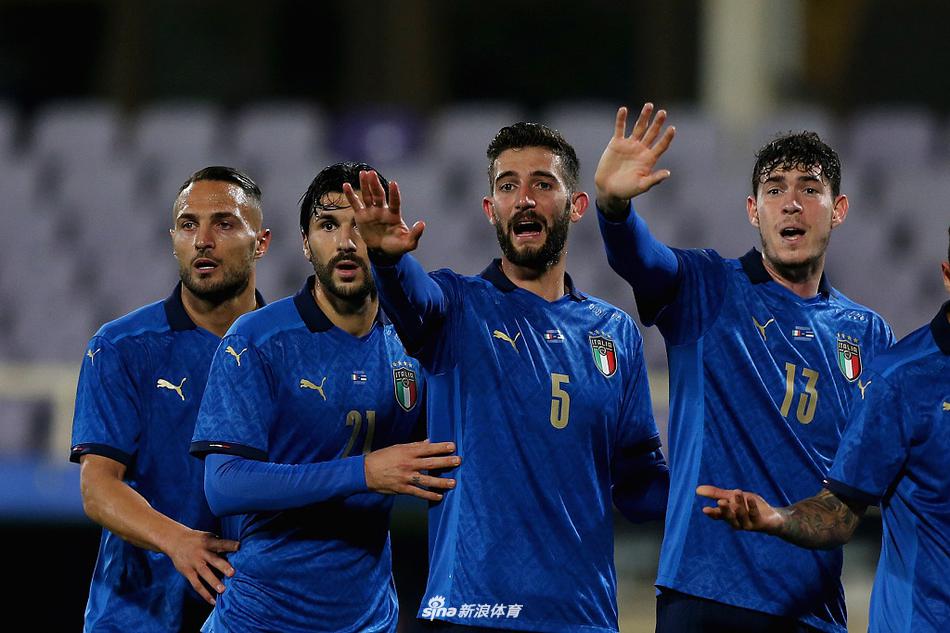 格里弗主罚点球瞬间，他目光坚毅，身体略微倾斜，右脚正将皮球射向球门左上角，门将虽已舒展身体却无力回天。