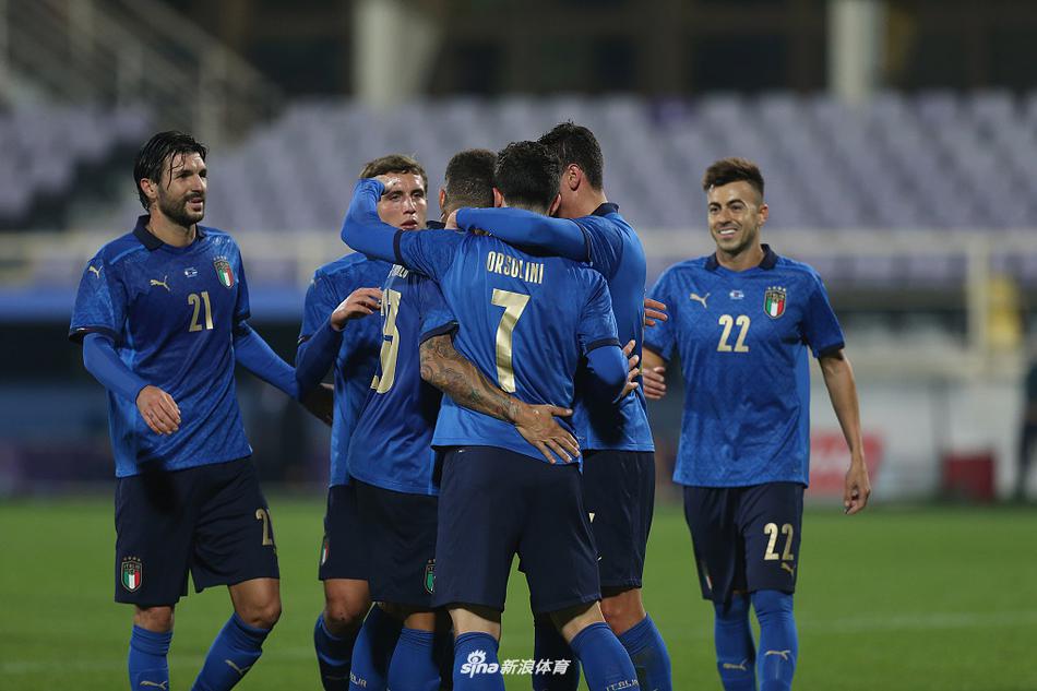 奥索里尼在禁区内被绊倒后，从草皮上起身，坚毅地走向点球点，准备亲自操刀命中自己创造的点球，眼神中充满自信。