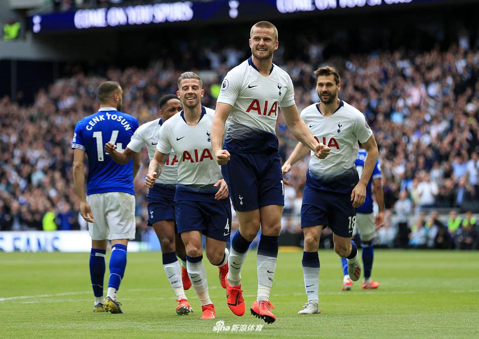 戴尔在进球后张开双臂忘情奔跑，面部因激动而略显狰狞，身后是追赶的埃弗顿球员与看台上瞬间沸腾的热刺球迷