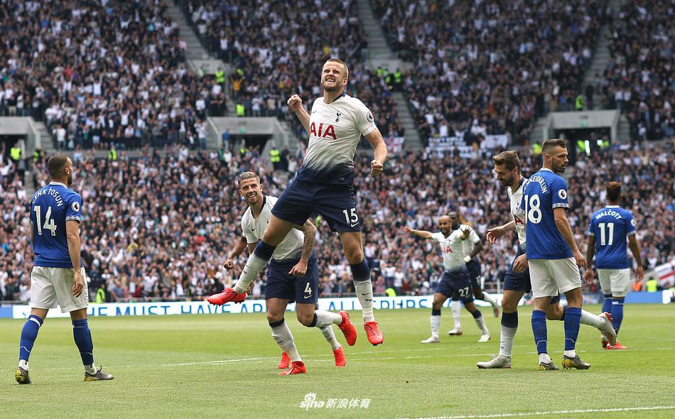 热刺球员们围在一起，手臂搭着肩膀，脸上洋溢着绝杀后的狂喜，形成一个充满凝聚力的庆祝圆圈