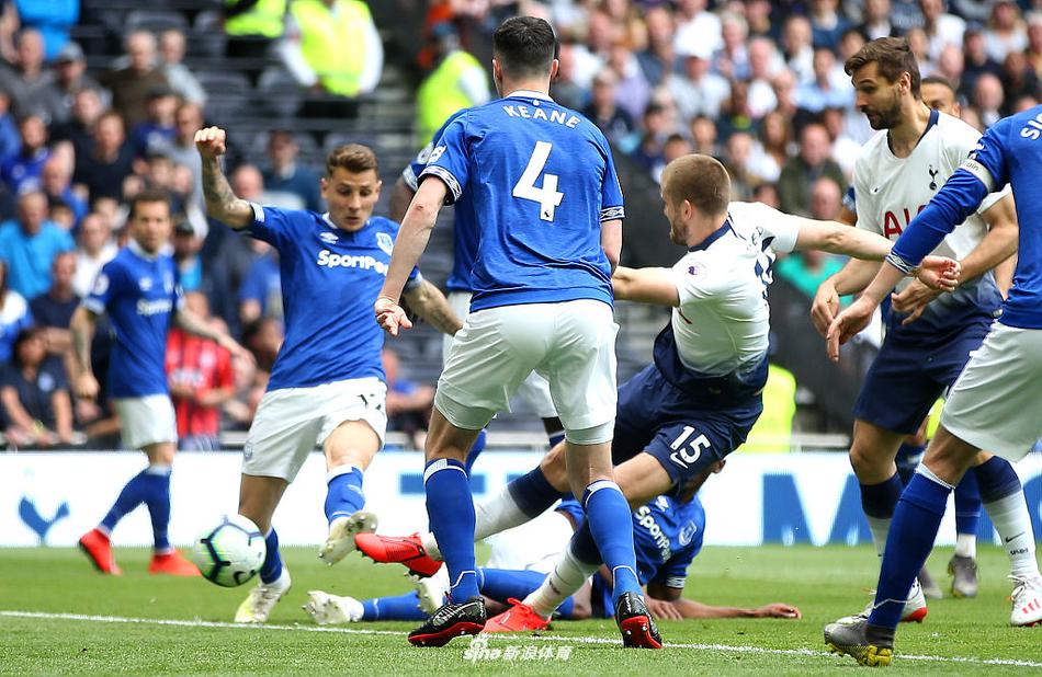 埃弗顿球员们紧紧相拥，脸上洋溢着扳平比分的狂喜，与看台上少数客场球迷的欢呼遥相呼应