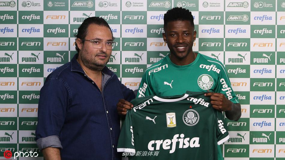 发布会现场的拉米雷斯神情坚定，握拳示意，仿佛已准备好在新赛季的巴甲赛场上全力冲刺。