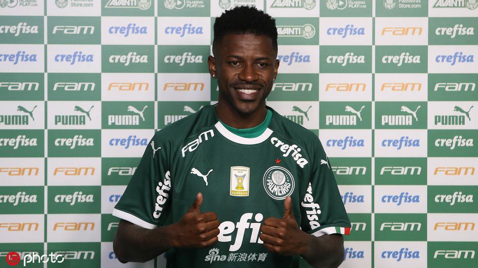 拉米雷斯面带微笑，眼中闪烁着对未来的憧憬，他举起帕尔梅拉斯围巾向热情的球迷致意。