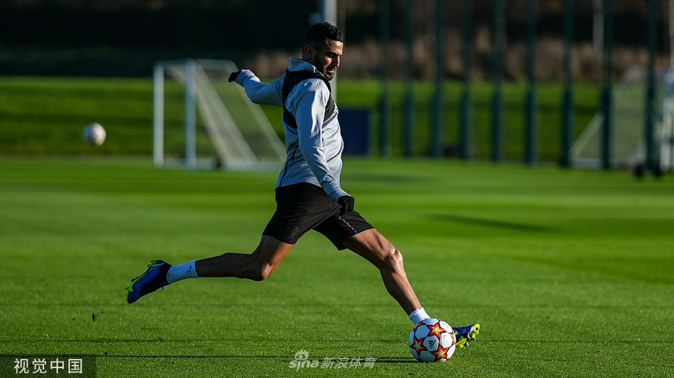 夕阳西下，曼城全队在抢圈游戏中融为一体，球员们围成圆圈，用不间断的传球编织着团队的诗篇，笑声与足球一起飞舞，这是大战前夜最动人的和谐画卷。