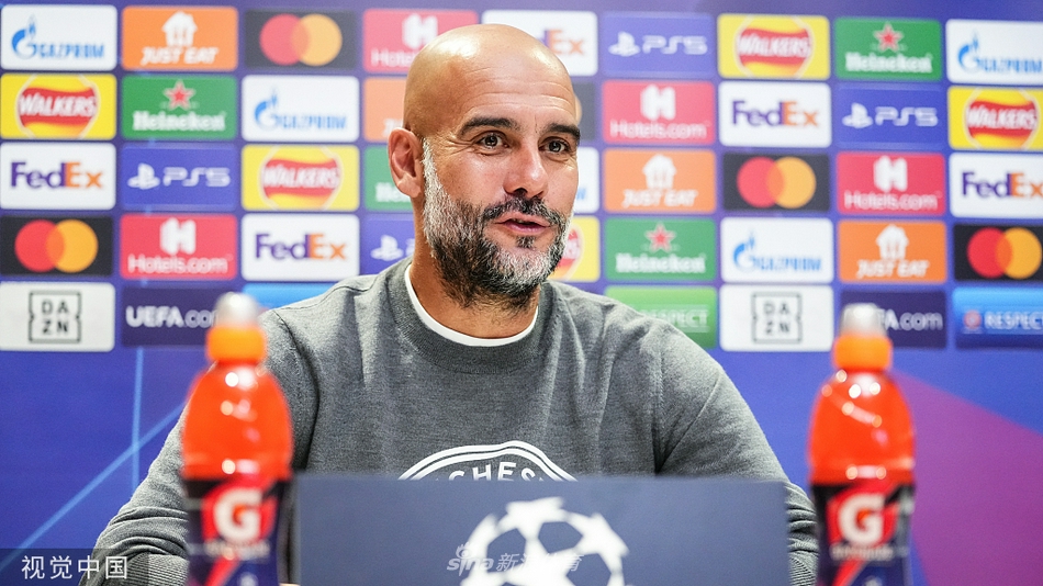 夕阳余晖洒在曼城训练场上，一名球员的背影拉得修长，他正独自面对球门进行射门练习，皮球应声入网前的一刻被镜头捕捉，极具动感。