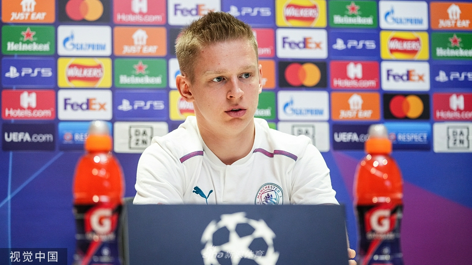 曼城球员在进行抢圈热身，皮球在狭小空间内精准传递，欢声笑语中洋溢着轻松氛围，但每一次触球都体现出冠军球队扎实的基本功。