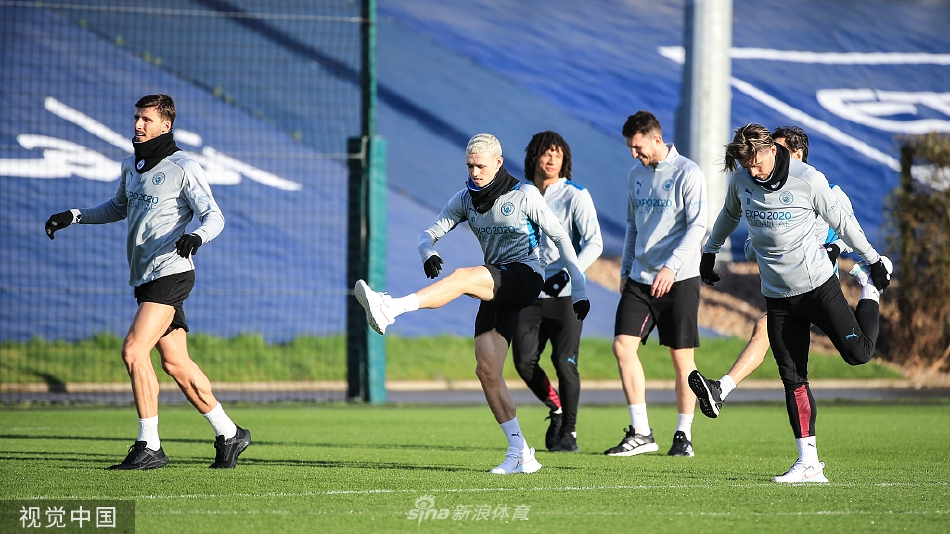 天空俯瞰训练基地，整齐划一的场地与奔跑的身影构成几何美学画卷