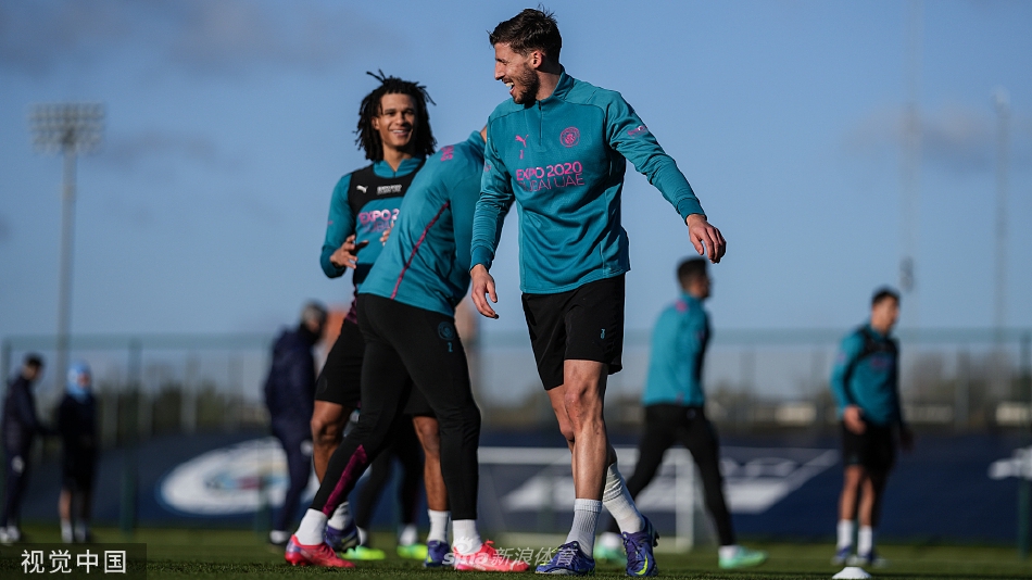 曼城全队训练后围圈鼓气，蓝色战袍在绿茵场上汇聚成团结的海洋