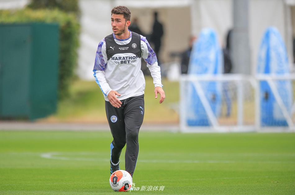 德布劳内正全神贯注地进行传球练习，作为球队的中场发动机，他那精准如制导导弹般的传球将是曼城撕开阿森纳防线的最大武器。