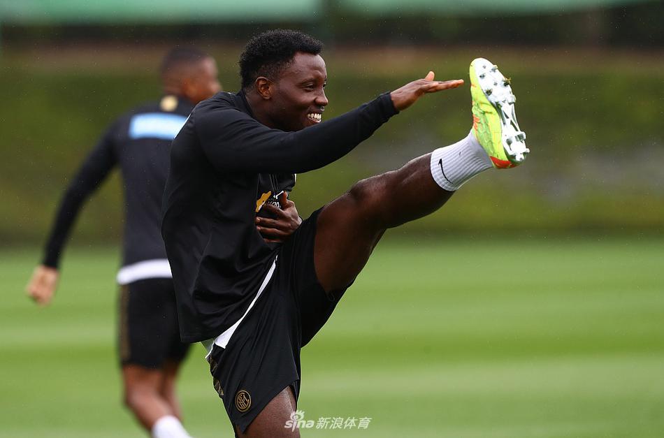 阳光穿过围栏，照在孔蒂的球队身上。球员们正在进行高强度的分组对抗，人仰马翻的拼抢画面，无声地诉说着这场训练的残酷与真实。