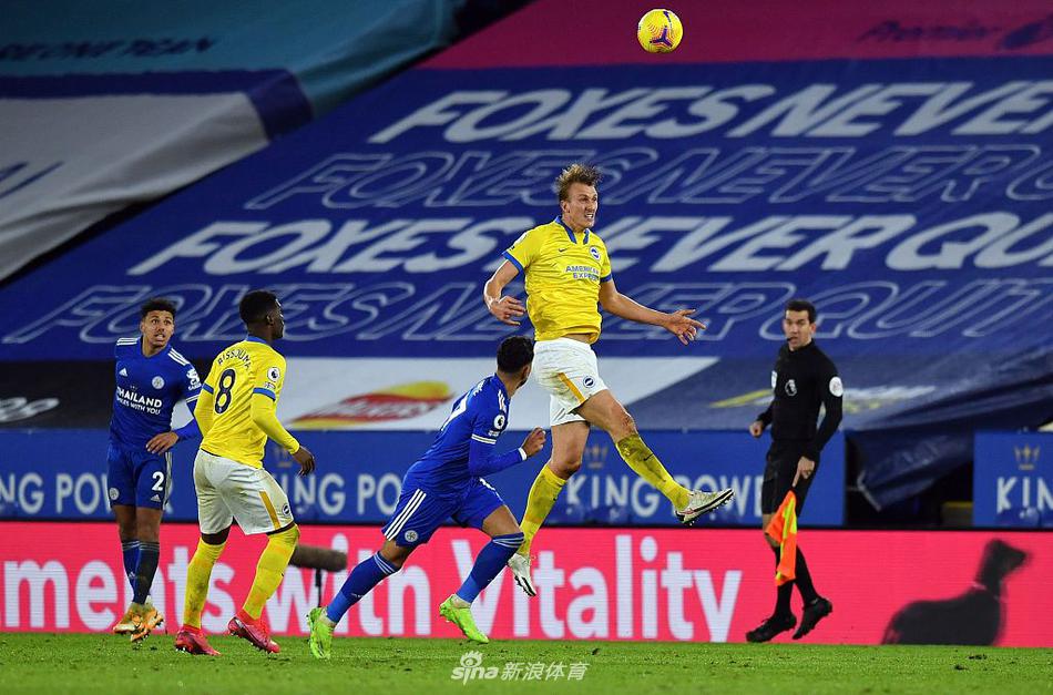 麦迪逊在禁区内拔脚怒射，皮如流星般穿过布莱顿防守球员，直奔网窝，这一刻王权球场瞬间沸腾。