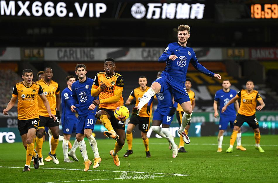 蒂亚戈·席尔瓦高高跃起，在人群中抢到头球点，他目光坚毅，紧盯着来球方向，展现出了世界级中卫出色的位置感和空中统治力。