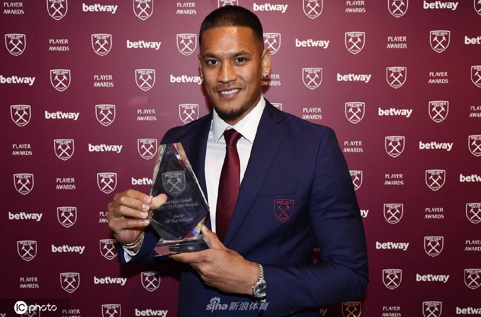 队长马克·诺布尔在聚光灯下发表深情演讲，全场观众起立致敬，场面感人至深。