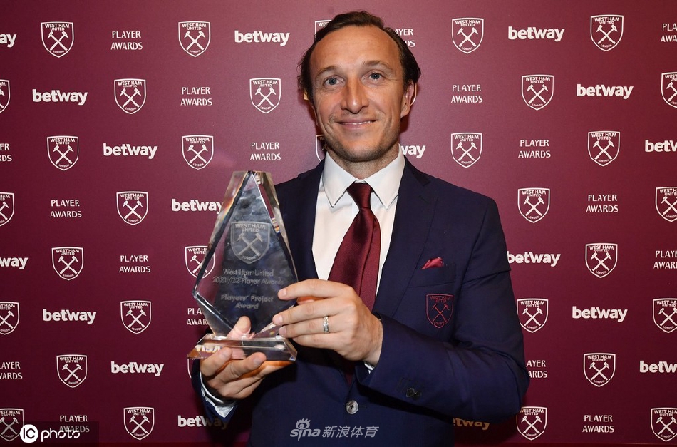 俱乐部传奇与当代球星在典礼后亲切交谈，象征着铁锤帮精神从过去流向未来，画面温馨而充满力量。