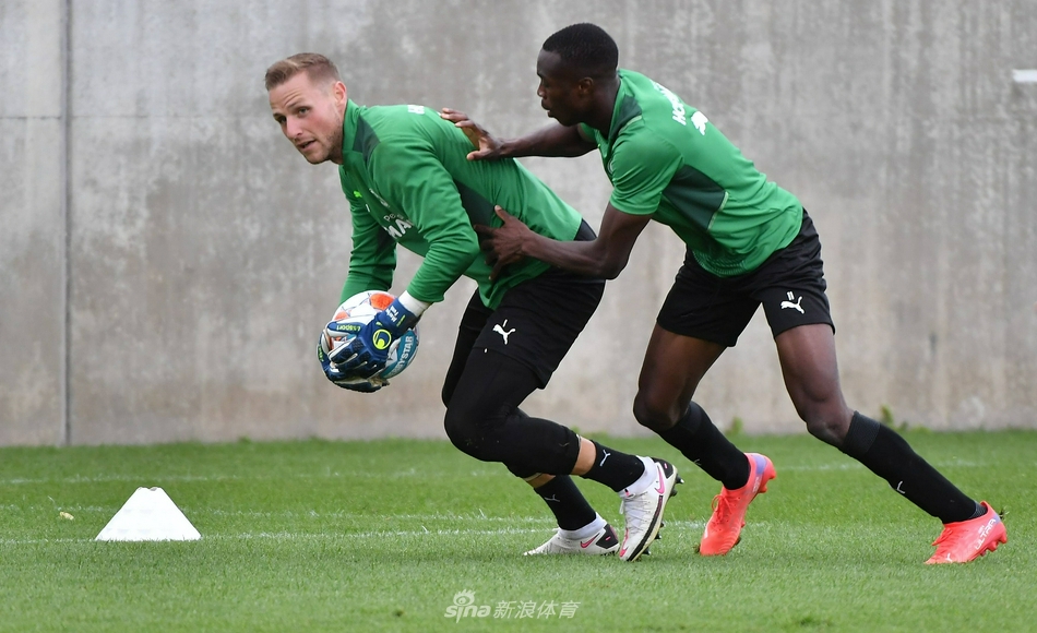 两名菲尔特球员在训练中进行激烈的身体对抗，争夺球权，他们的肌肉线条紧绷，展现了德甲赛场必备的硬朗与拼劲