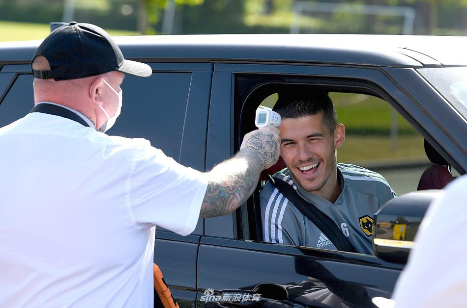 特劳雷如同脱缰的野兽，他那恐怖的肌肉在阳光下闪闪发光，对手的防线在他面前仿佛只是虚设的路障。