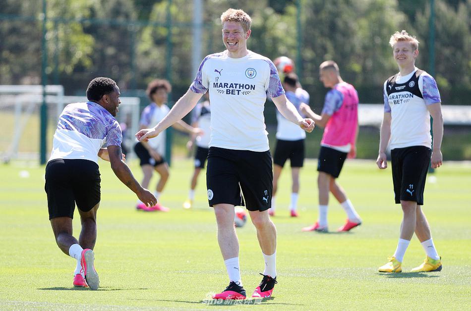 训练场上，阿奎罗与队友进行着紧张的抢圈游戏，他全神贯注地盯着皮球，脚下动作灵活迅捷，在欢声笑语中展现出顶级射手的人球结合能力。