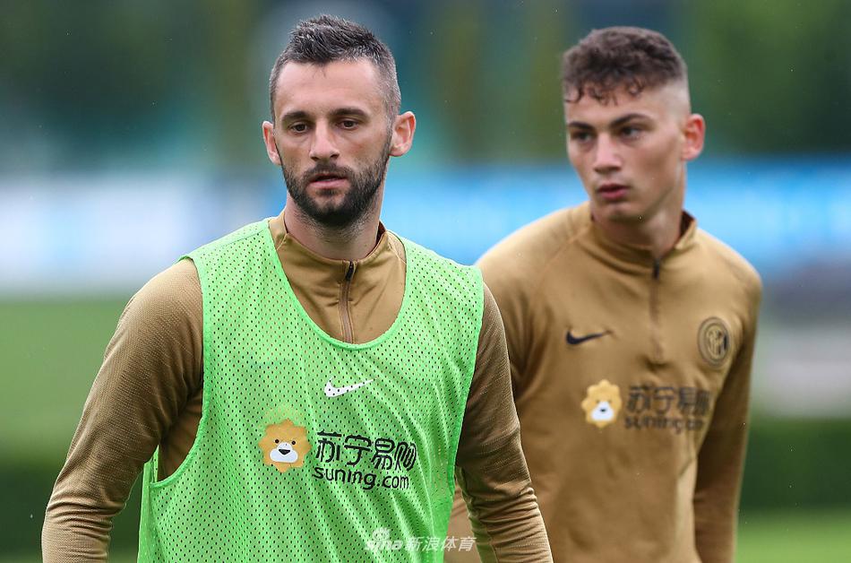 镜头拉近，在力量房的角落里，卢卡库正咬紧牙关进行杠铃推举，手臂上暴起的青筋彰显着“小魔兽”为冲击对手防线所储备的恐怖力量。