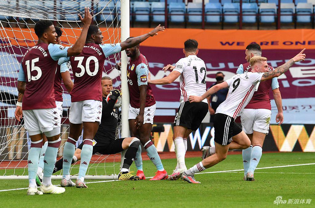 谢菲联球员群情激奋，多名身穿红白间条衫的球员张开双臂，脸上写满了震惊与不可思议，他们指向维拉球门的方向，疯狂地向主裁判示意皮球已经整体越线，这是一个被扼杀的有效进球。