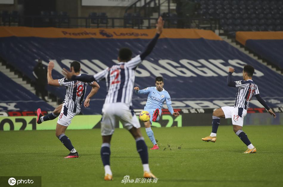 曼城众将围抱在一起庆祝胜利，京多安、坎塞洛等进球功臣笑容满面，背景是失落的西布朗球员和空旷的山楂球场。