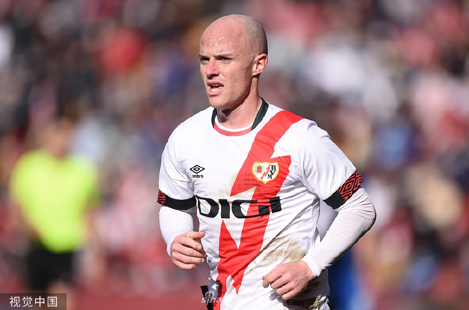 贝蒂斯核心球员在中场优雅转身摆脱防守，从容指挥进攻，尽显大师风范。