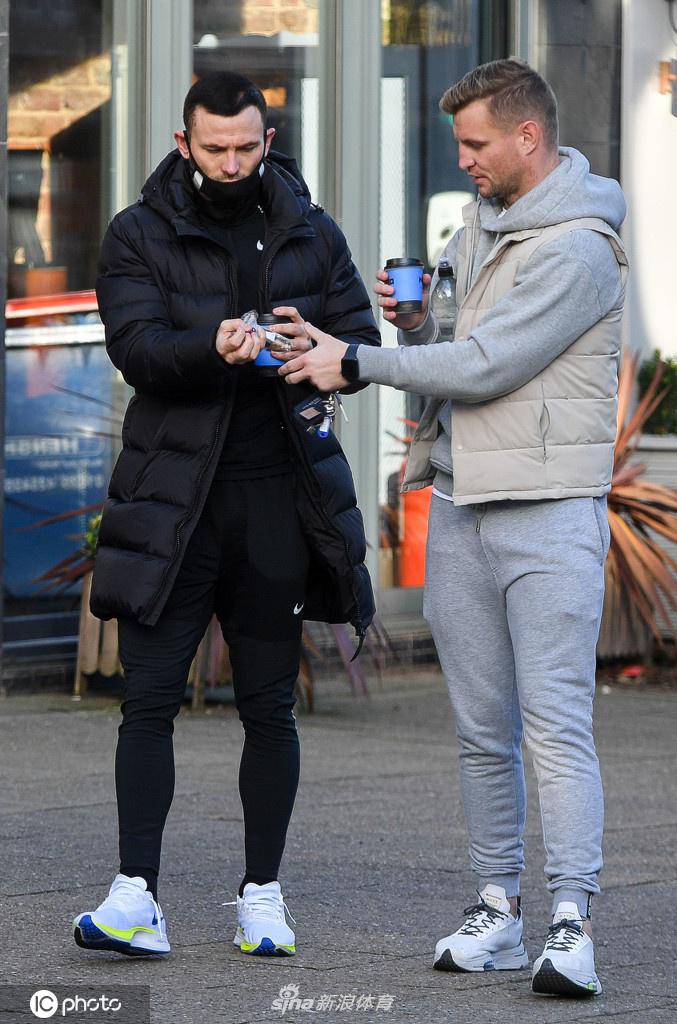 兄弟二人一前一后走在柴郡的人行道上，巴德斯利回头照看身后的兄弟，这个微小的动作充满了关怀。路边冬日的枯枝与二人的深色衣着，构成一幅简约而温馨的画卷。