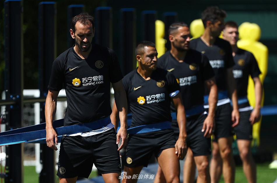 卢卡库张开强壮的手臂，用身体倚住防守的什克里尼亚尔，即使是在训练中，比利时人的眼神里也充满了对进球的渴望，这不仅是力量的碰撞，更是锋线尖刀与后防磐石之间的日常较量。