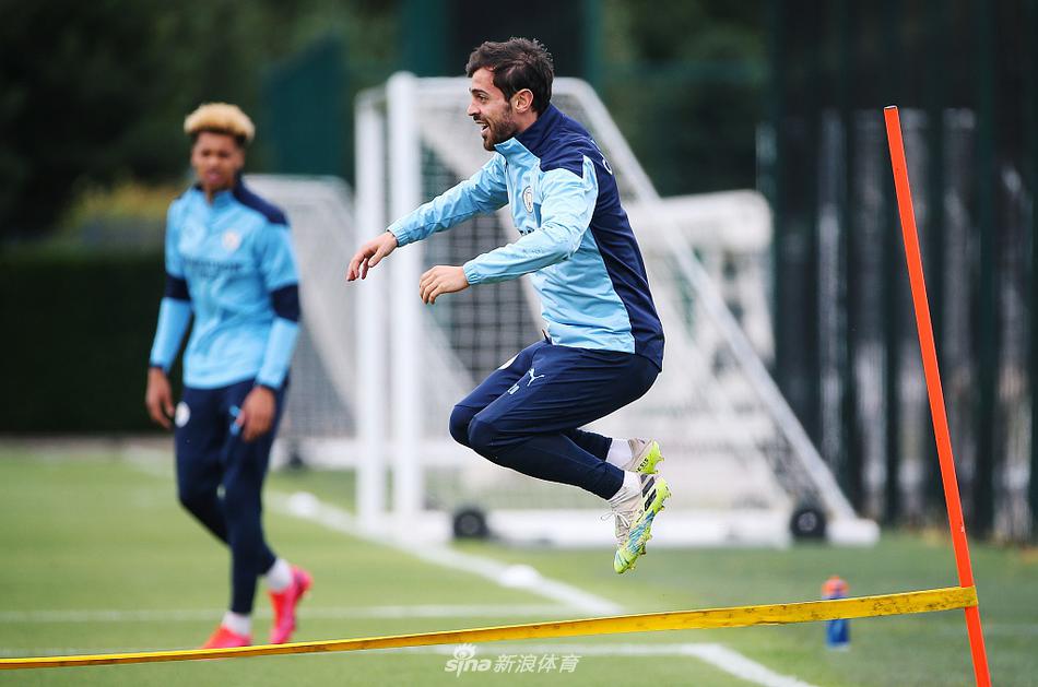 曼城球星在训练场上全神贯注，进行热身训练
