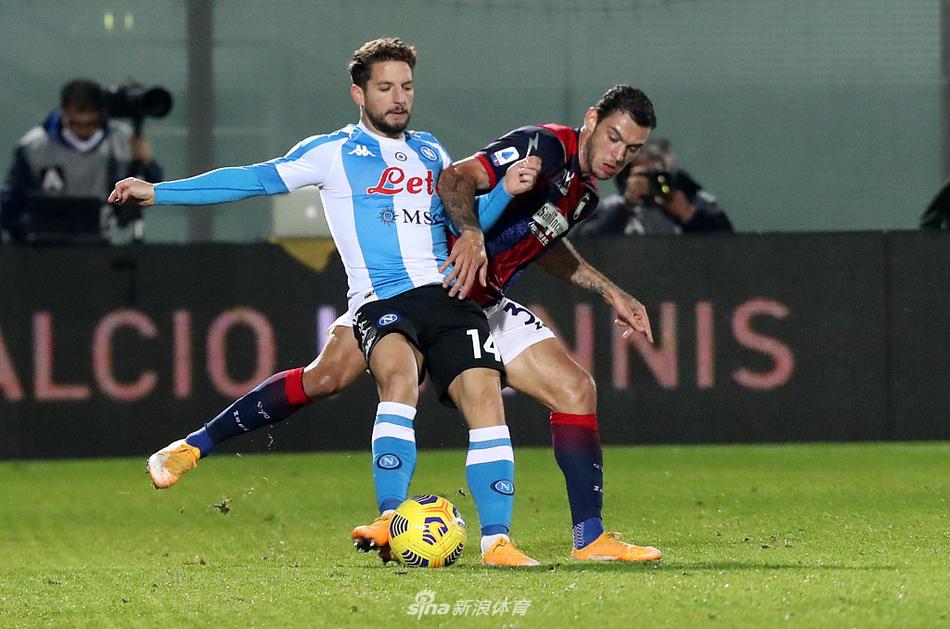 克罗托内球员佩特里西奥尼因背后铲人被红牌罚下，他无奈地低头走下场