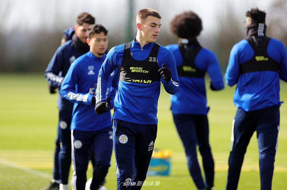 蓝狐将士们在清晨的阳光下进行着轻松的热身，瓦尔迪与队友有说有笑，脸上洋溢着对胜利的渴望