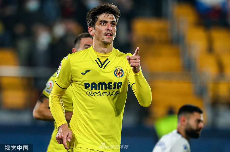 比利亚雷亚尔边路传中，禁区内双方球员激烈争顶，皮球划出一道弧线飞向危险区域