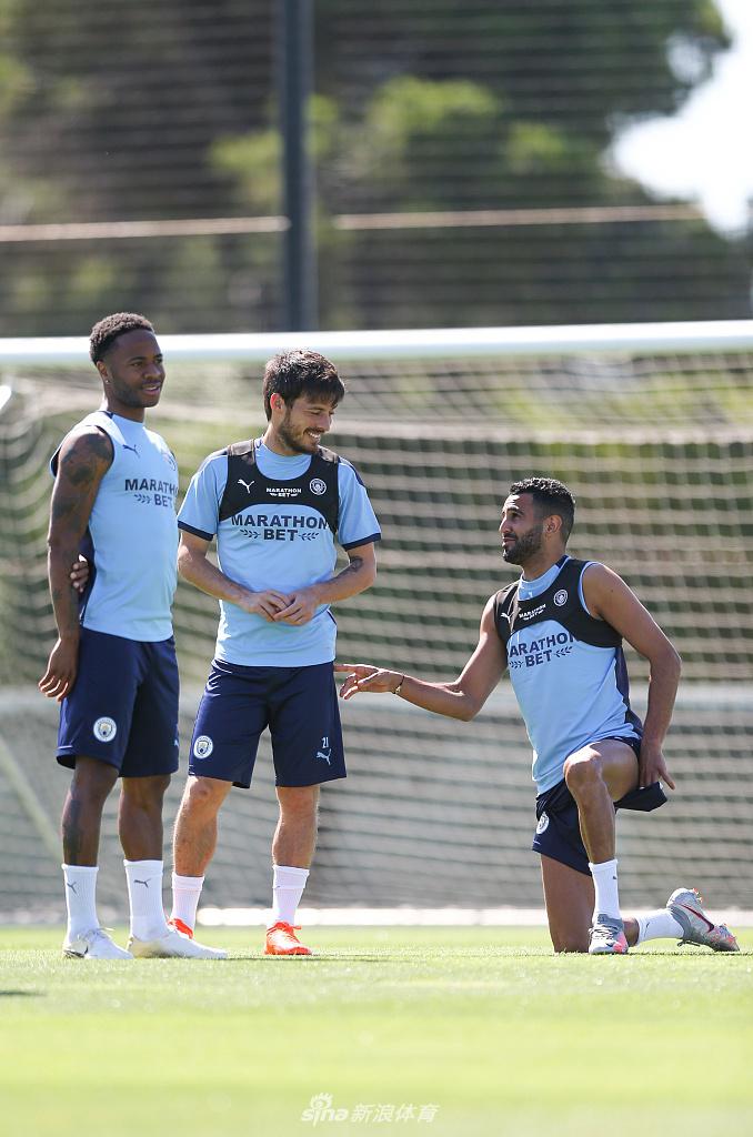 训练结束后，德布劳内赤裸上身，露出结实的肌肉，一边喝水一边与教练组交流，汗水见证了他的全力以赴