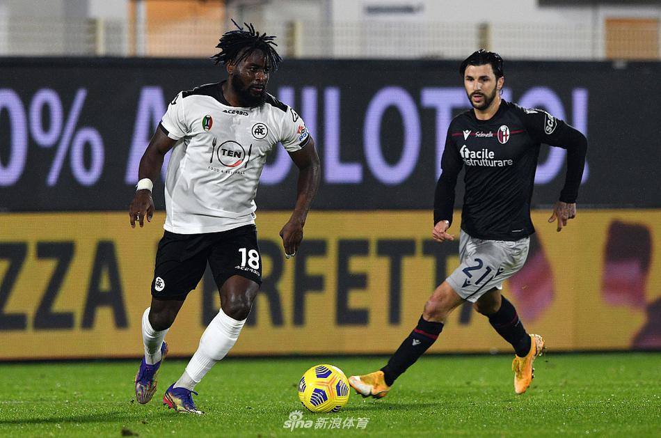 比赛结束后，斯佩齐亚门将普罗维德尔神情落寞地蹲在球门前，身后是刚刚罚丢点球的博洛尼亚球员巴罗的背影，一张照片凝固了两种截然不同的情绪，写满了足球世界的悲喜。