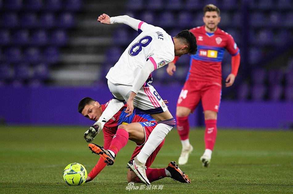 比赛结束哨音吹响，打入两球的埃尔切前锋若桑脸上写满了遗憾与不甘，他的球队在最后时刻与胜利擦肩而过，联赛不胜的尴尬纪录仍在延续。