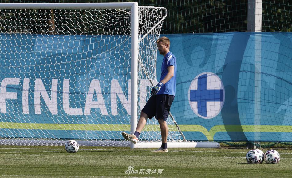 芬兰前锋普基在训练中带球疾驰，阳光在他身后投下长长的影子，这位诺维奇城射手是芬兰队反击中最锋利的箭头。