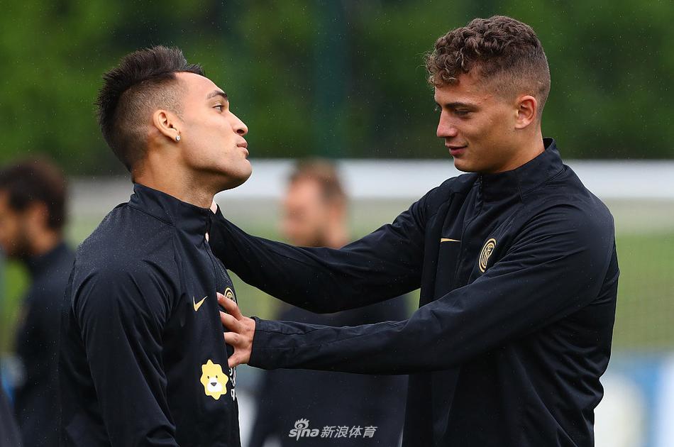 老将丹布罗西奥在拼抢中尽显硬汉本色，他的眼神里写满了对胜利的渴望，这种不服输的精神正是蓝黑军团韧性的体现。